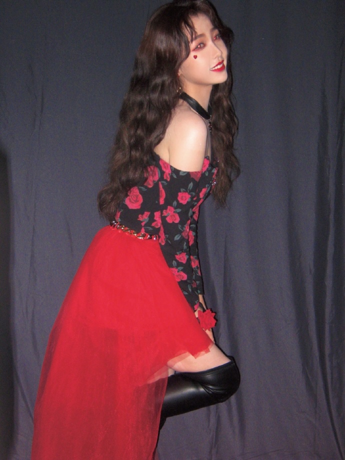 虞书欣化身甜酷辣妹魅力无限写真