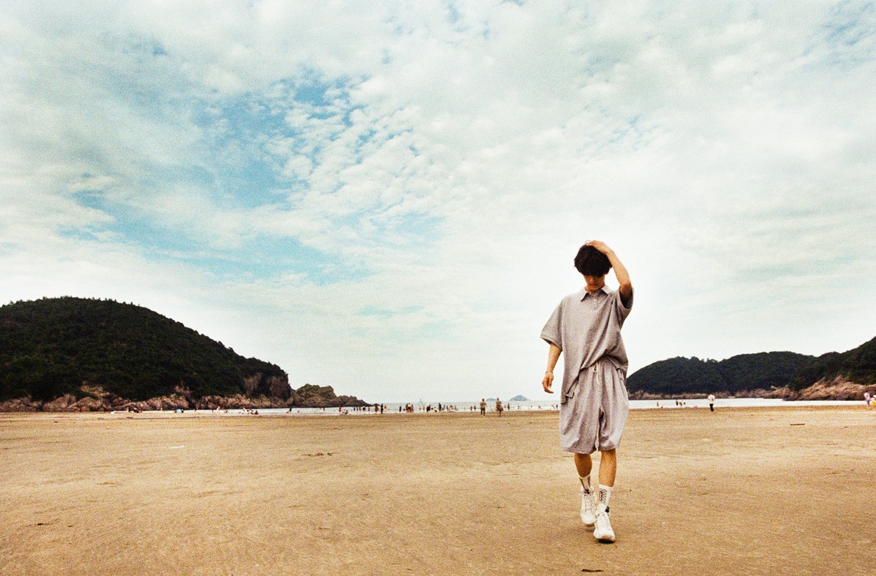 何洛洛蘑菇头造型海边胶片大片