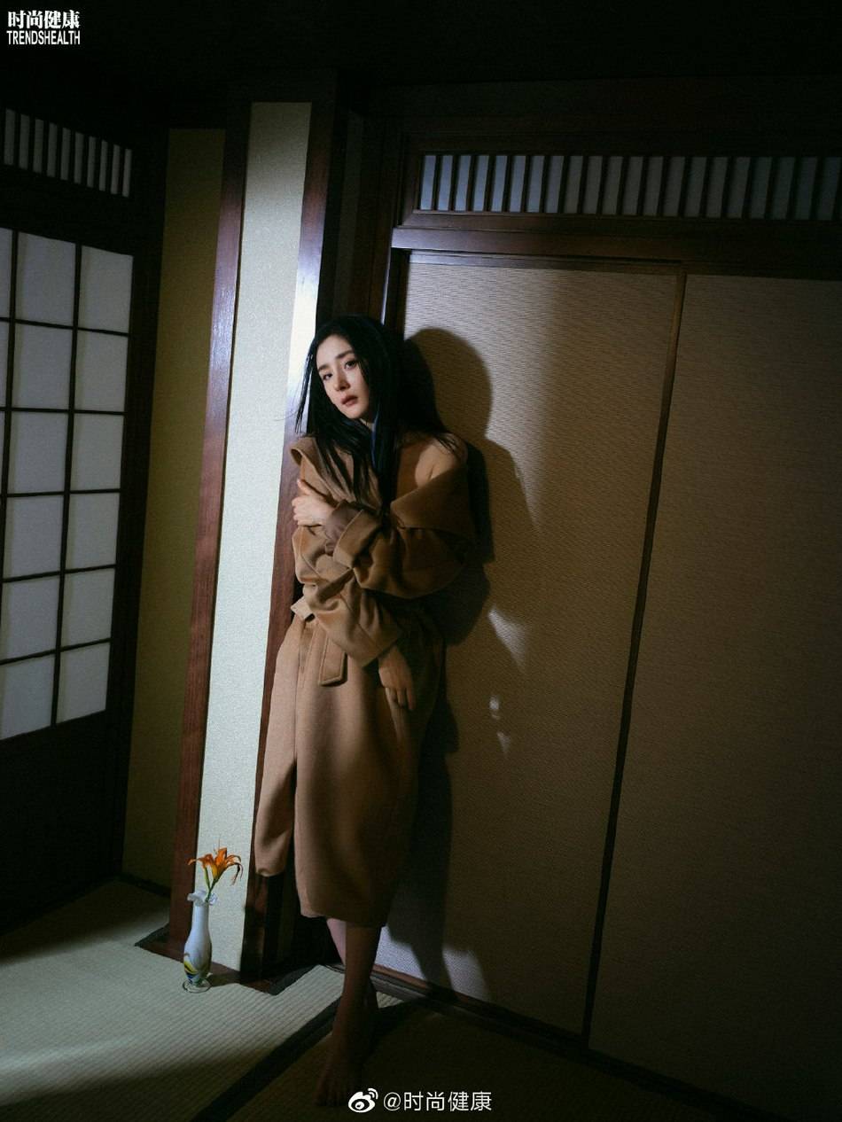 杨幂蓝色挑染造型慵懒迷人写真