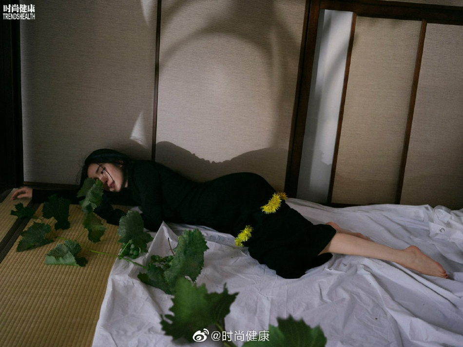 杨幂蓝色挑染造型慵懒迷人写真