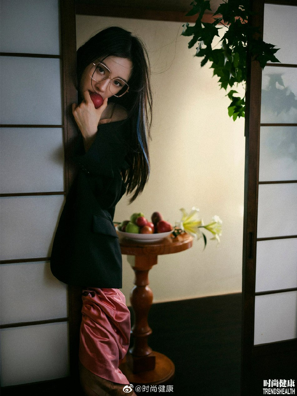 杨幂蓝色挑染造型慵懒迷人写真