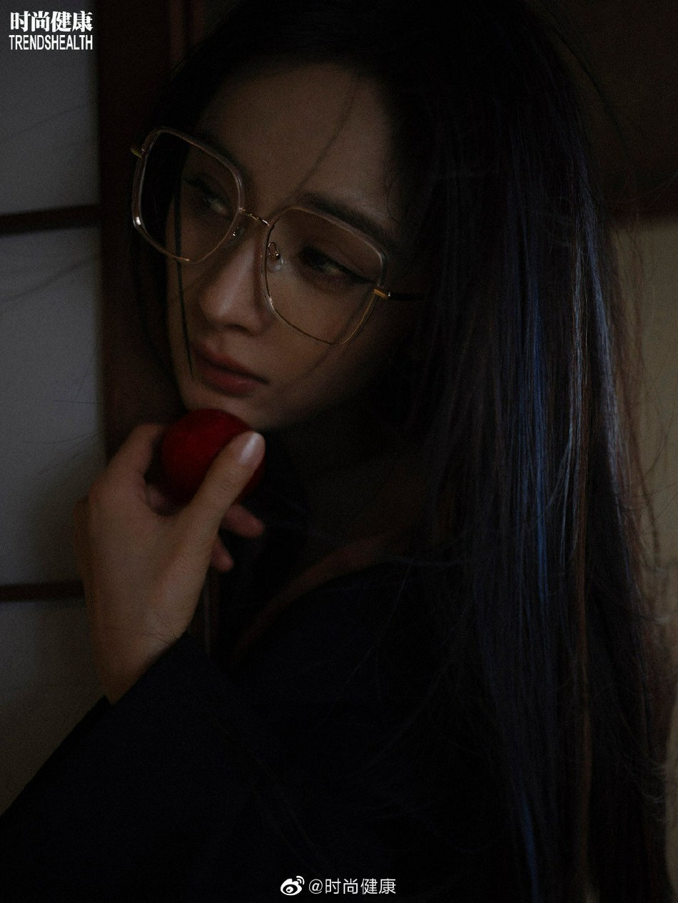 杨幂蓝色挑染造型慵懒迷人写真