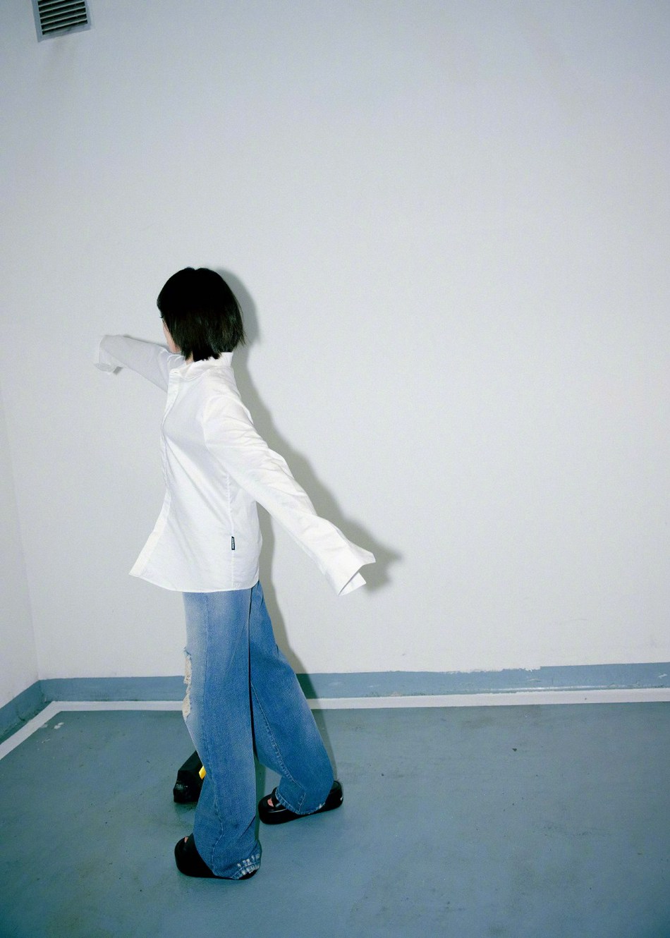 宋茜白色衬衫搭配破洞牛仔裤写真