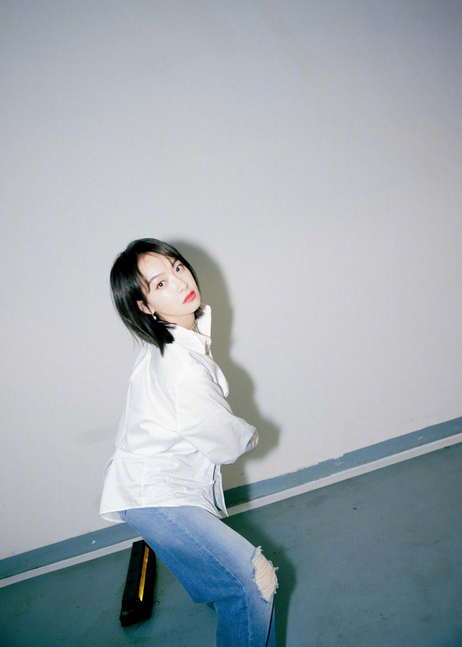宋茜白色衬衫搭配破洞牛仔裤写真