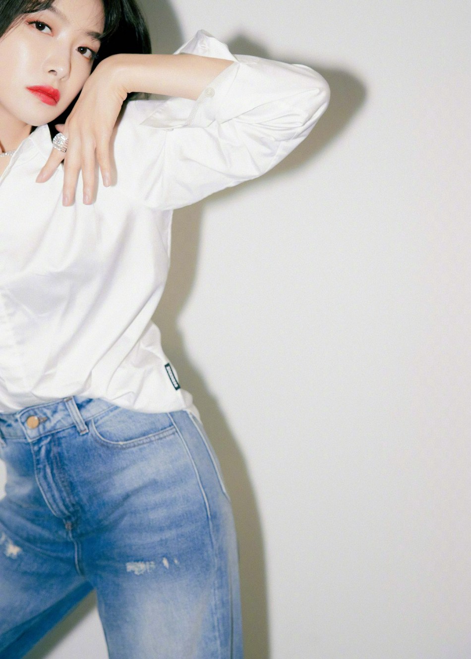 宋茜白色衬衫搭配破洞牛仔裤写真