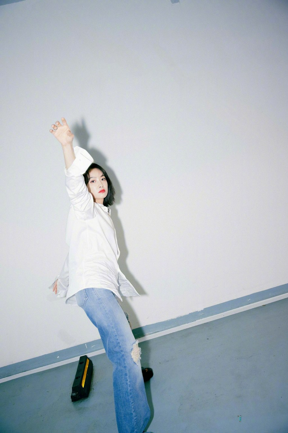 宋茜白色衬衫搭配破洞牛仔裤写真