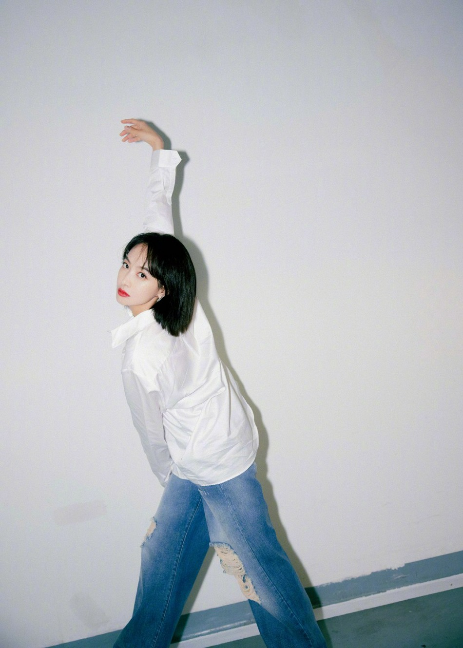 宋茜白色衬衫搭配破洞牛仔裤写真