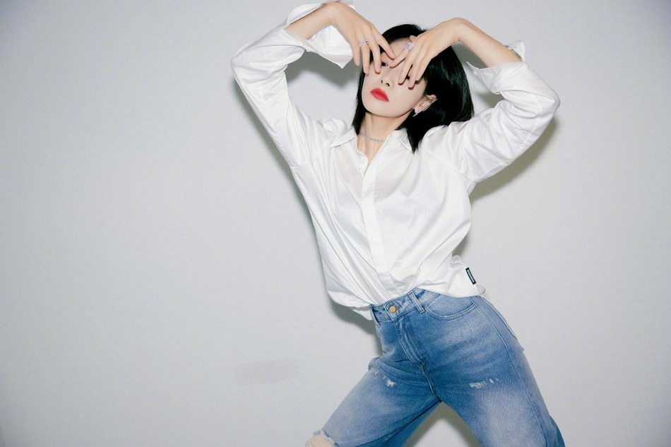 宋茜白色衬衫搭配破洞牛仔裤写真