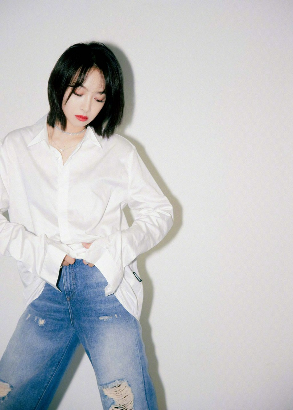 宋茜白色衬衫搭配破洞牛仔裤写真