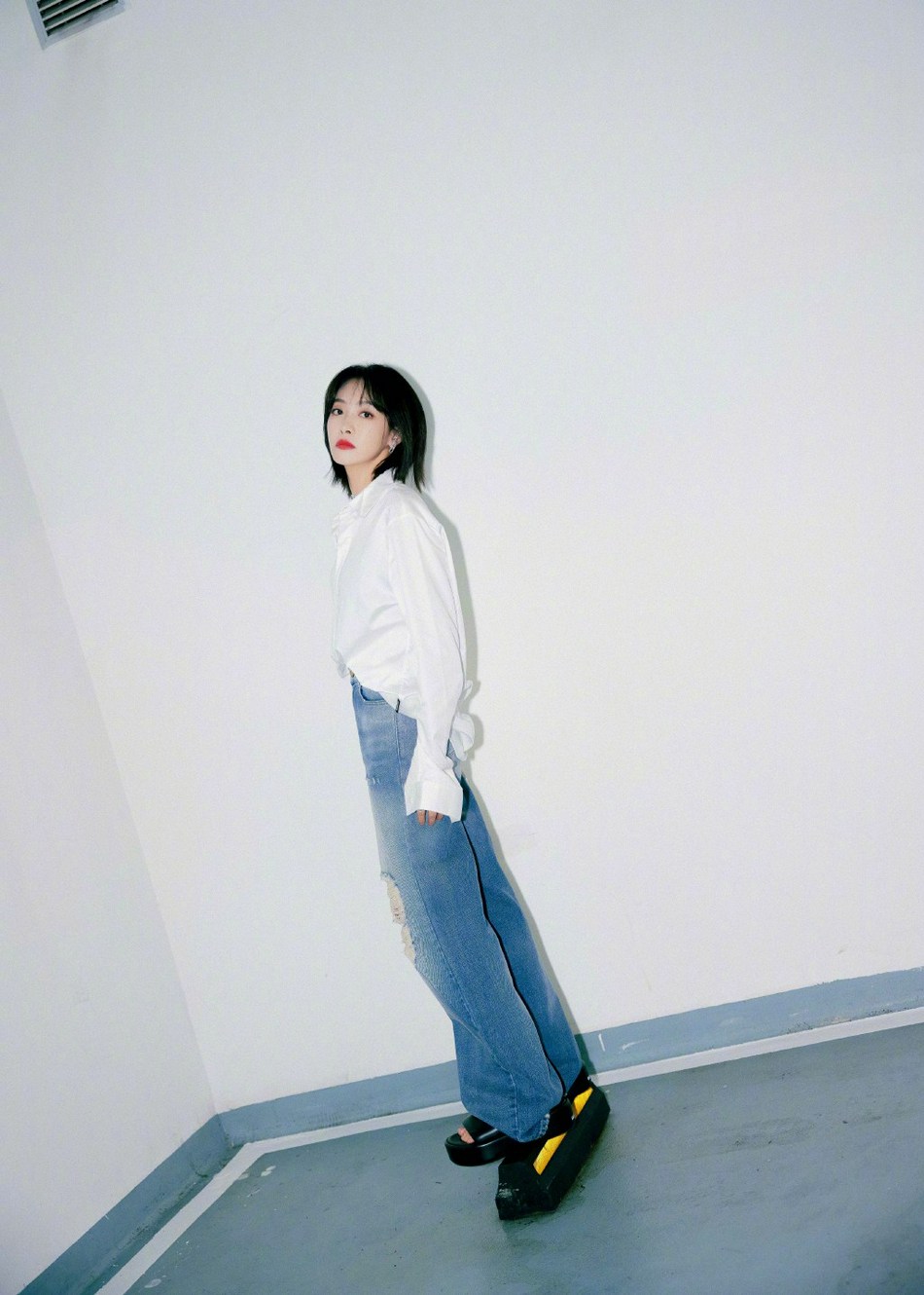 宋茜白色衬衫搭配破洞牛仔裤写真