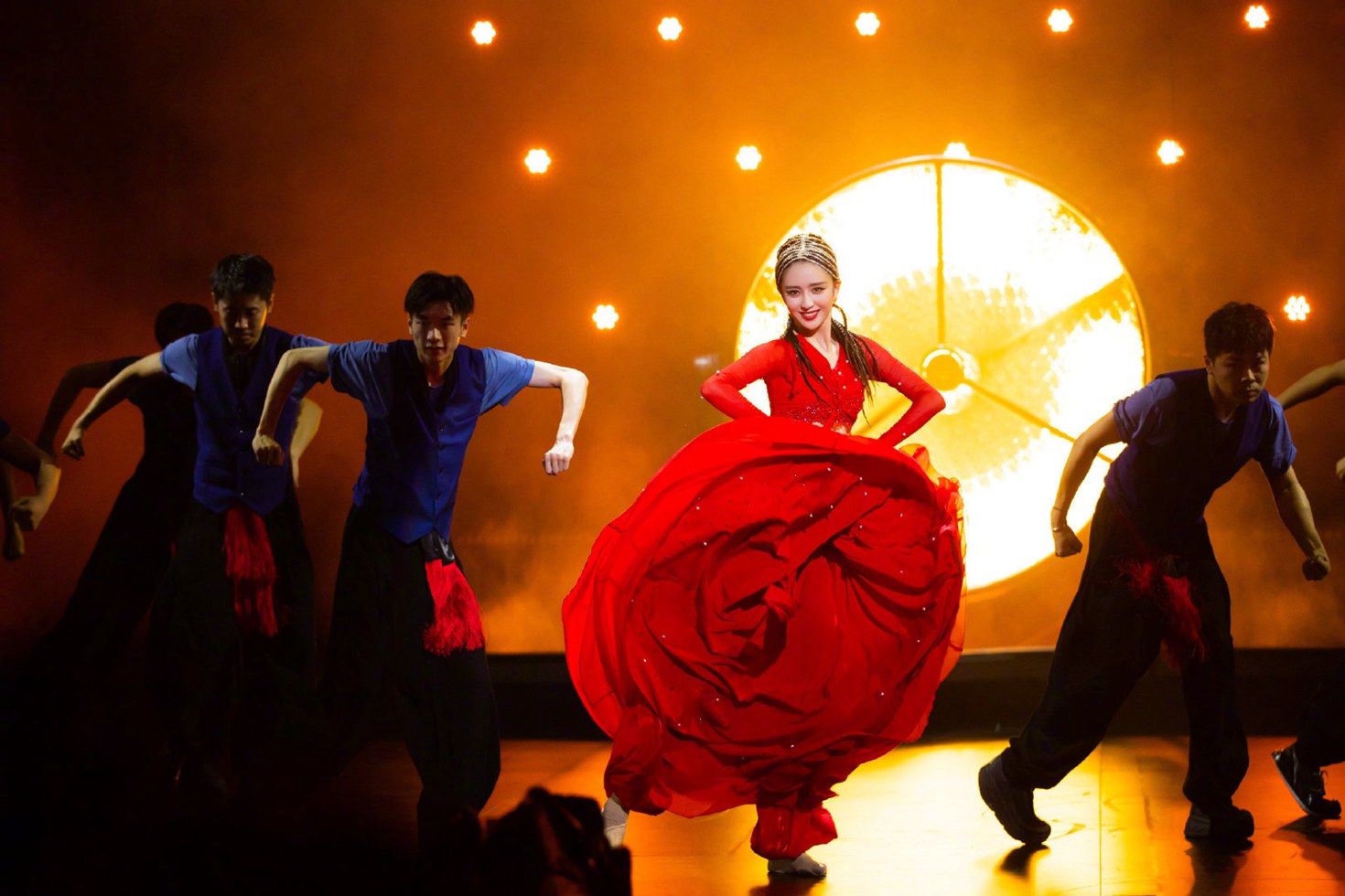 佟丽娅 《舞蹈生》导师大秀烈焰红纱裙迷人奔放