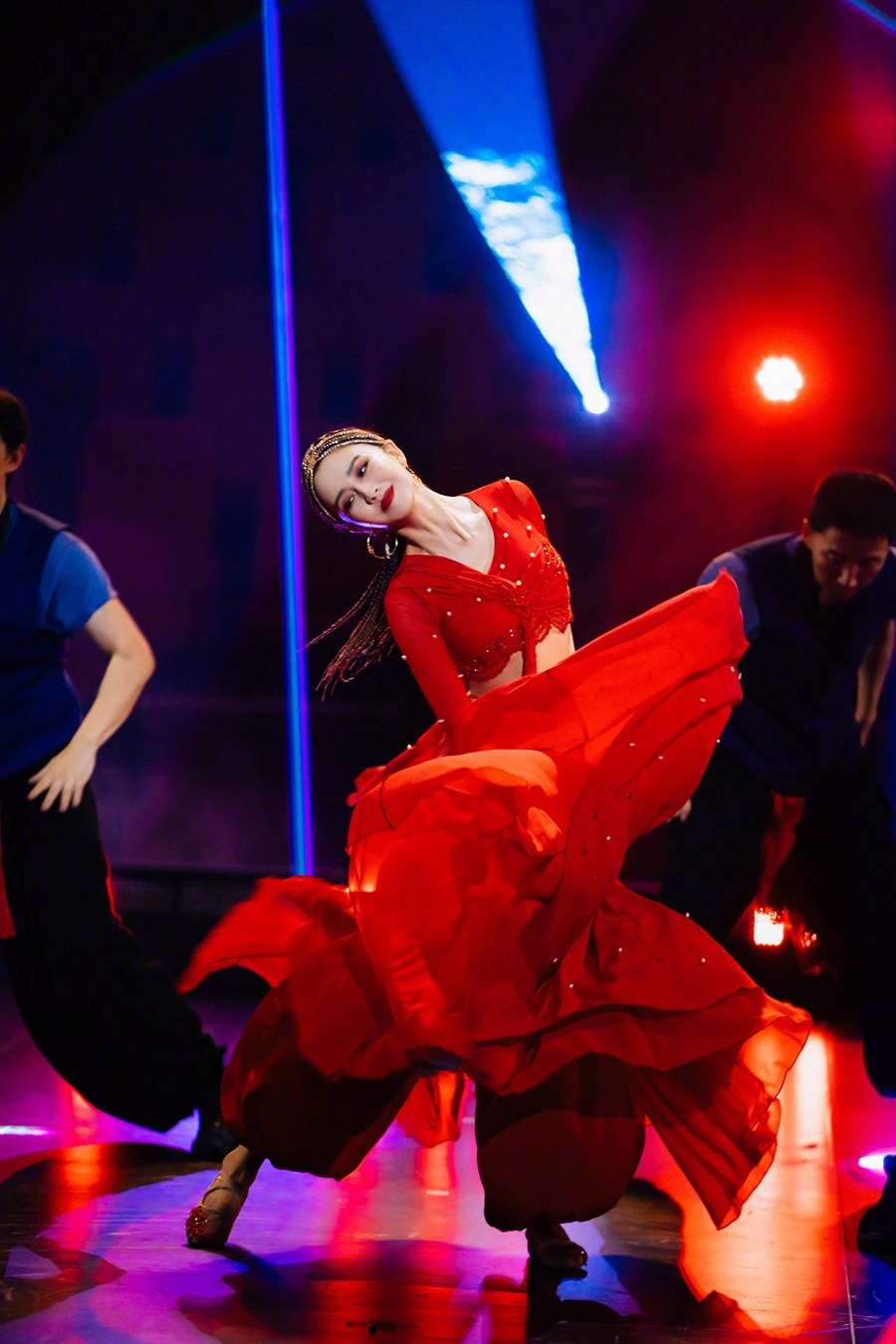 佟丽娅 《舞蹈生》导师大秀烈焰红纱裙迷人奔放