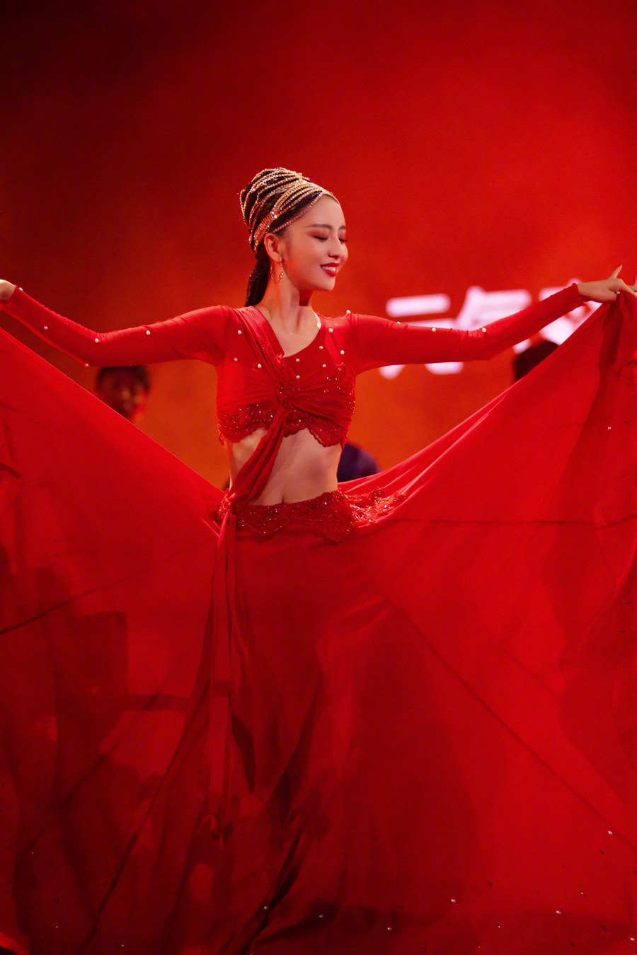 佟丽娅 《舞蹈生》导师大秀烈焰红纱裙迷人奔放