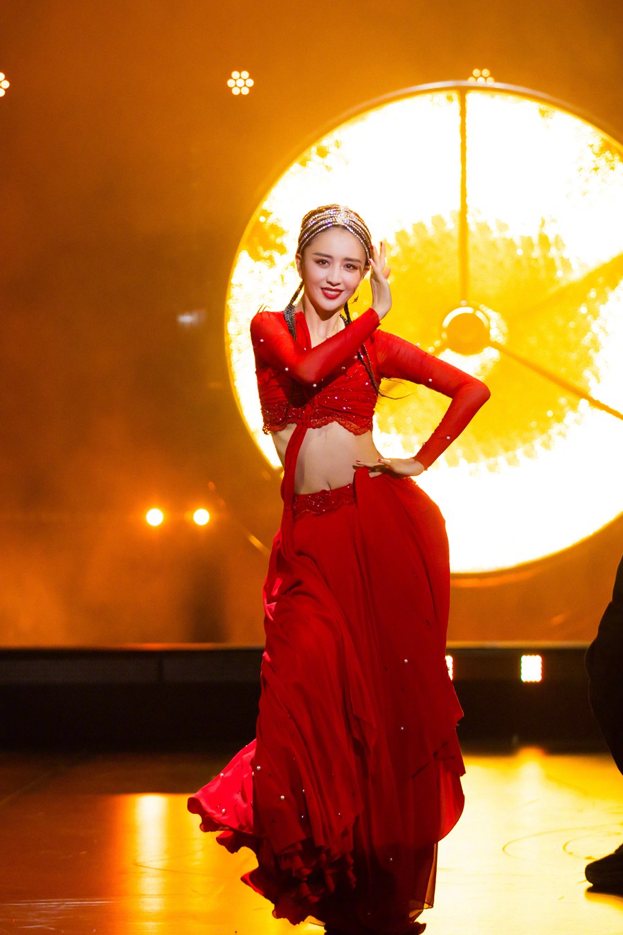 佟丽娅 《舞蹈生》导师大秀烈焰红纱裙迷人奔放
