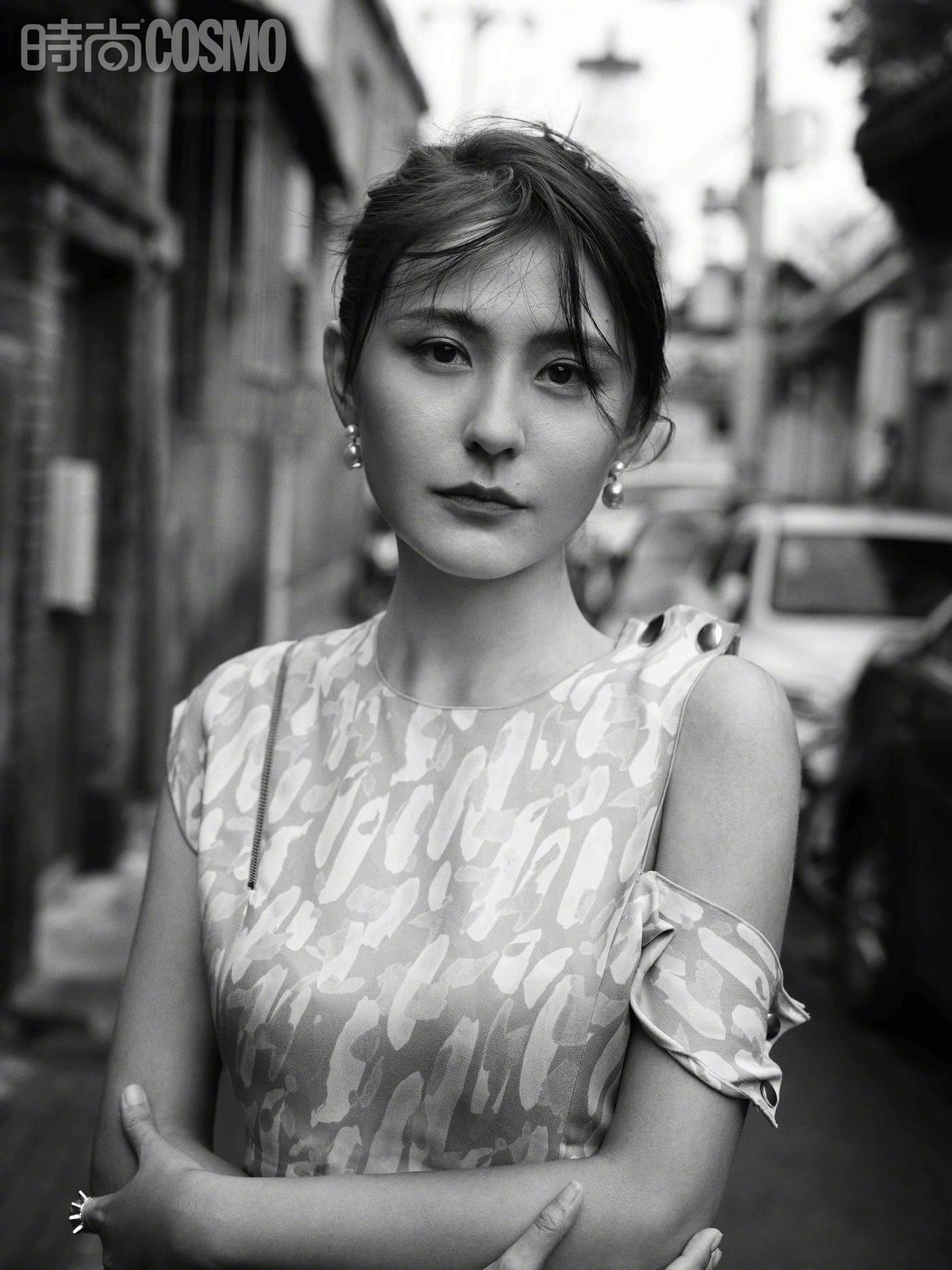 热依扎撑伞漫步北京胡同黑白写真