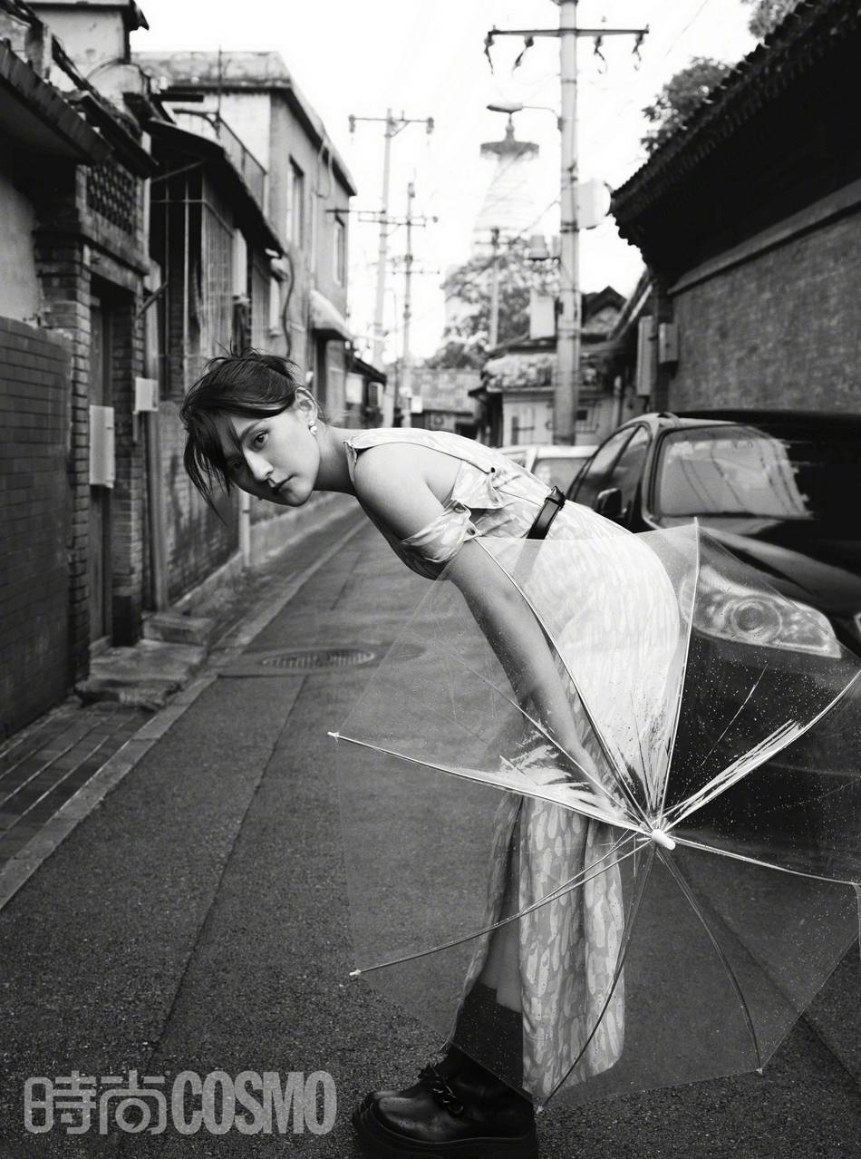 热依扎撑伞漫步北京胡同黑白写真