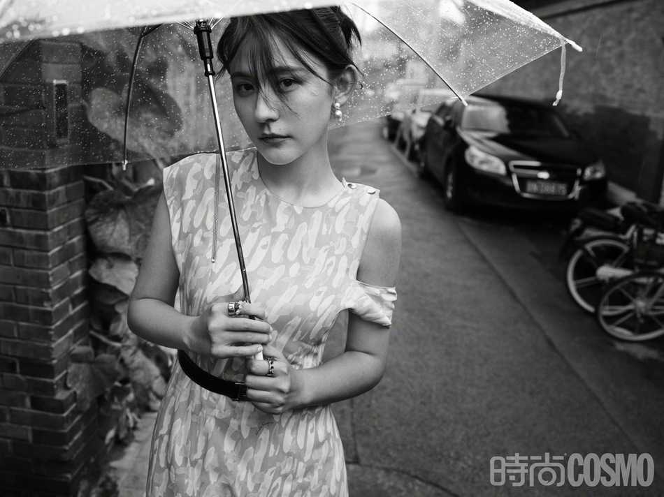 热依扎撑伞漫步北京胡同黑白写真