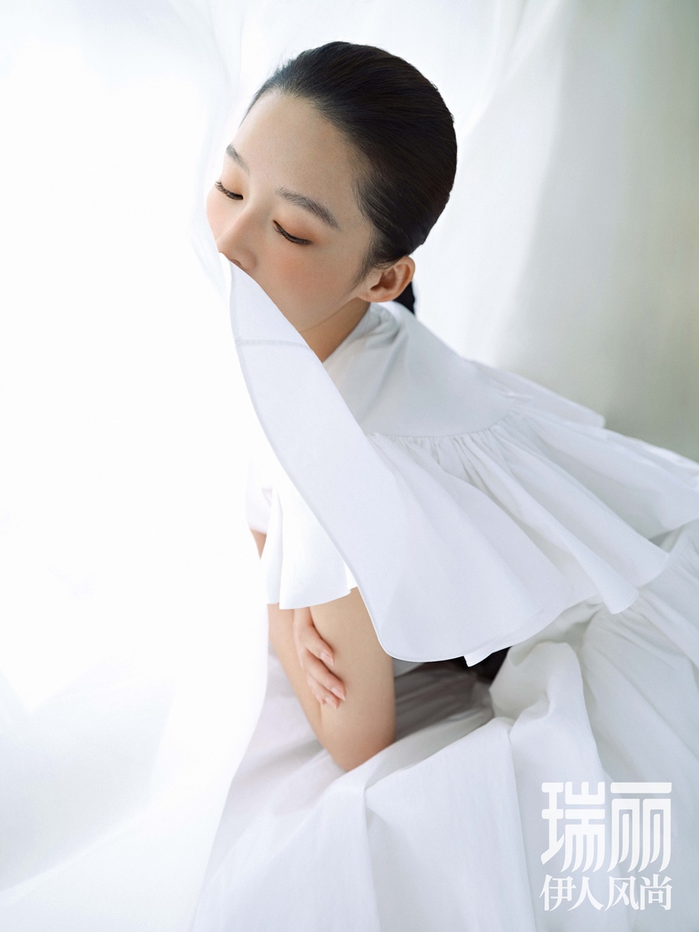 李沁橘色系晒伤妆温柔大方写真