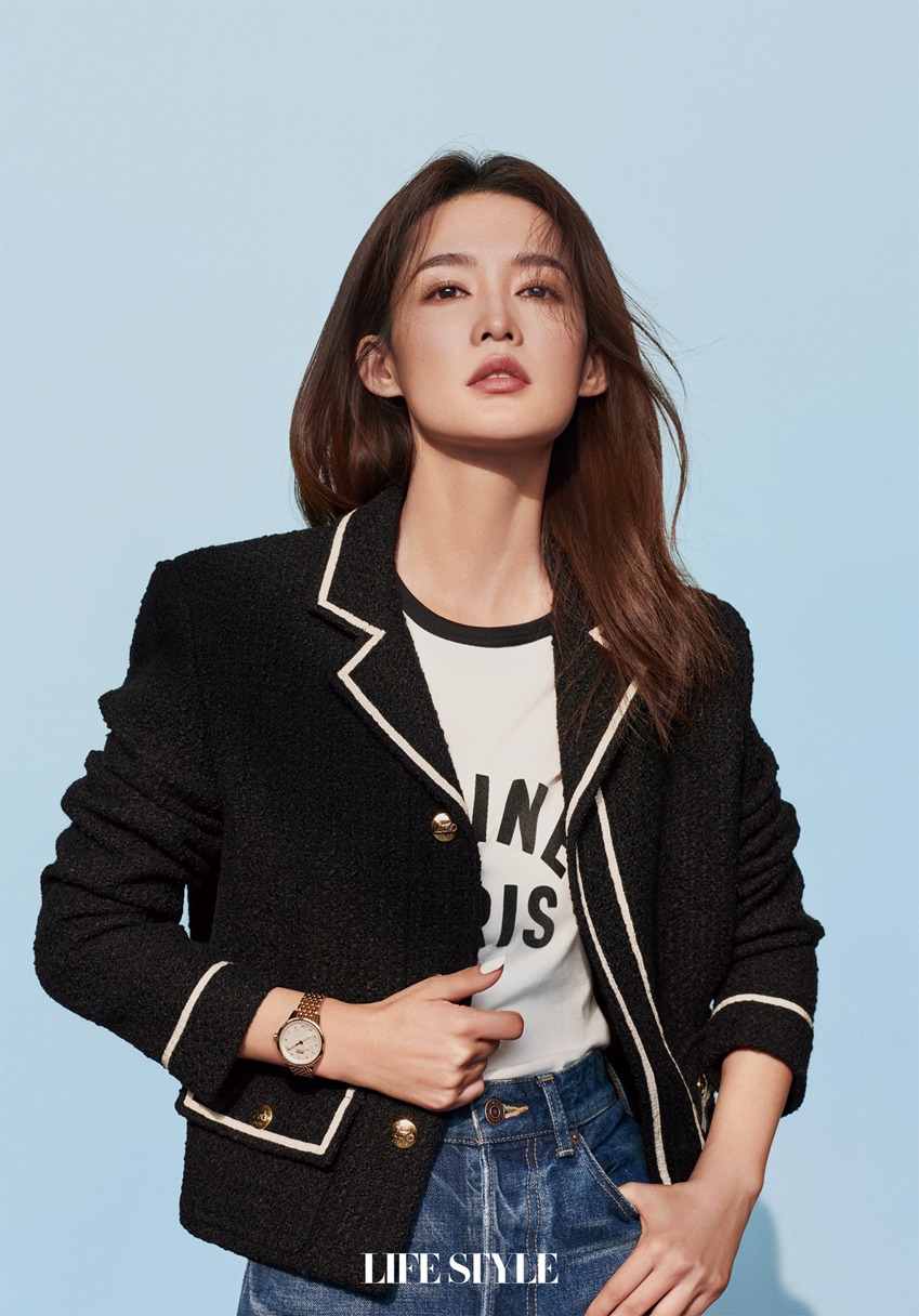 李沁简约时尚运动风女友大片