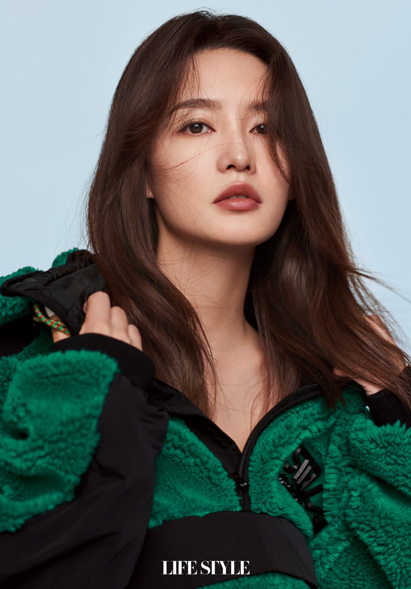 李沁简约时尚运动风女友大片