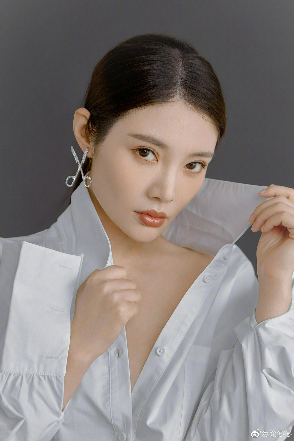 徐冬冬男友风白衬衫大秀美腿写真