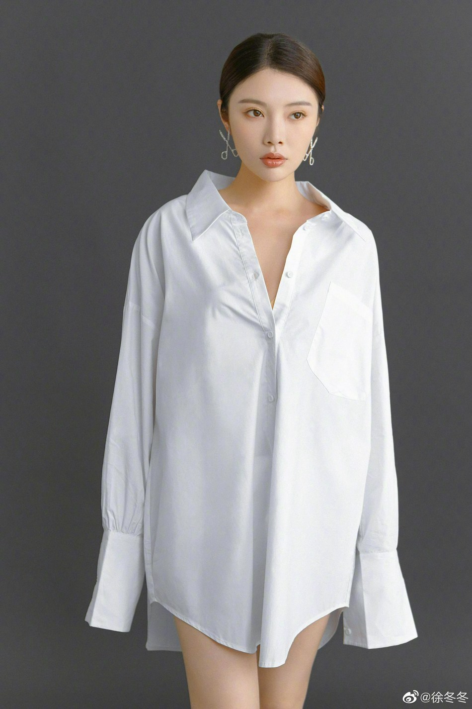 徐冬冬男友风白衬衫大秀美腿写真