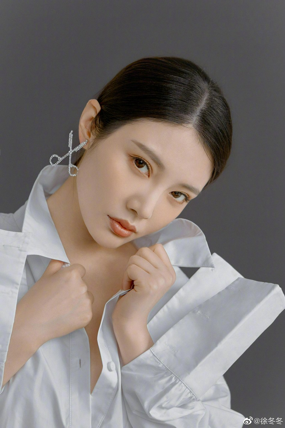 徐冬冬男友风白衬衫大秀美腿写真