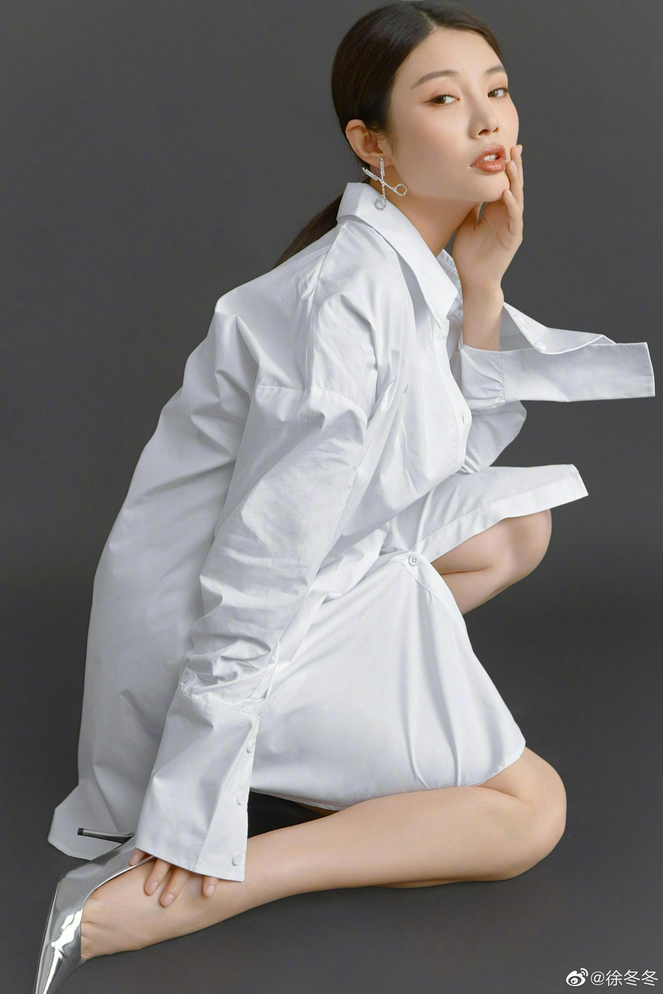 徐冬冬男友风白衬衫大秀美腿写真