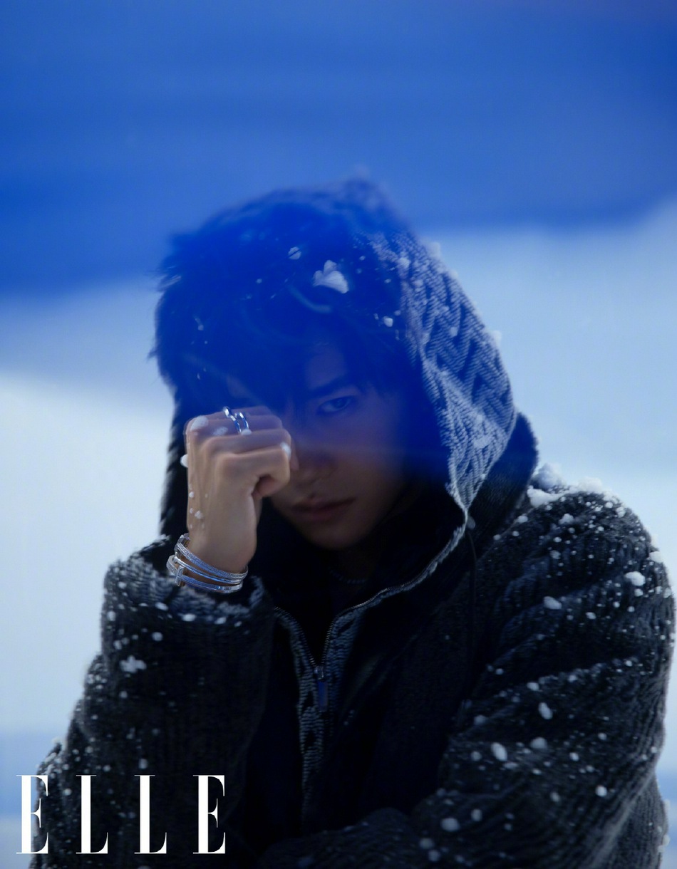 易烊千玺独特造型个性十足写真