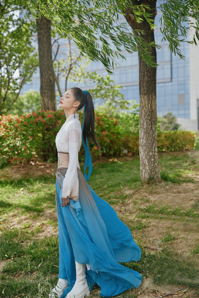 周洁琼水墨古风造型又美又飒写真