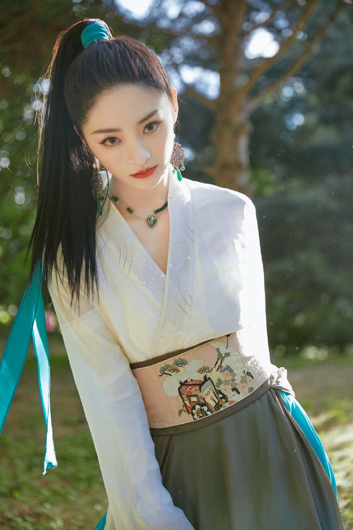 周洁琼水墨古风造型又美又飒写真