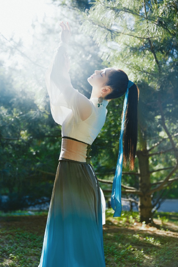 周洁琼水墨古风造型又美又飒写真