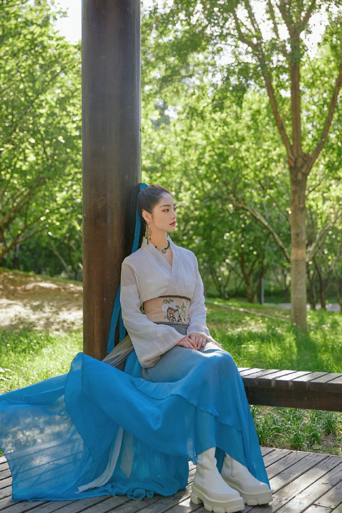 周洁琼水墨古风造型又美又飒写真