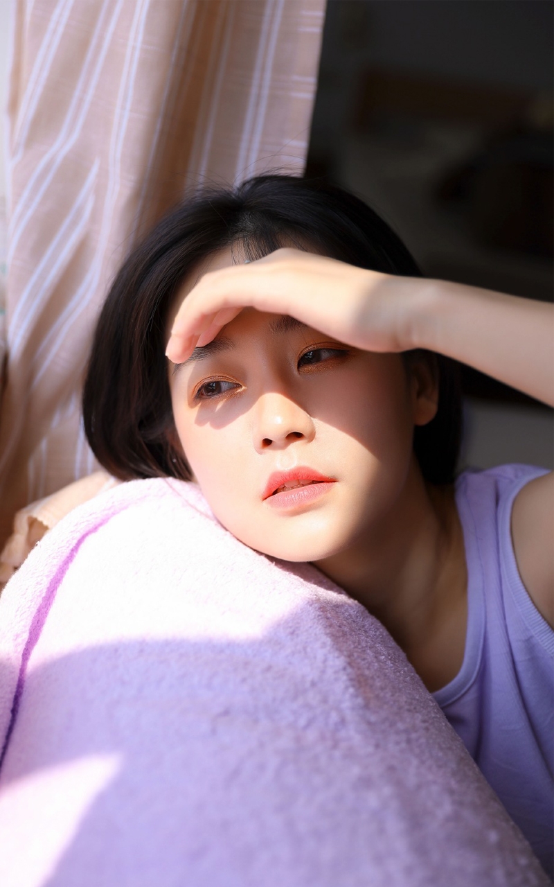 沙发美女慵懒随性室内个人写真