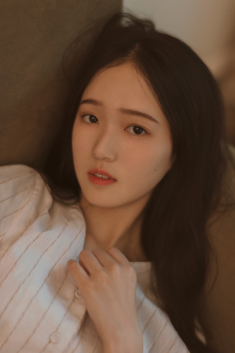 白裙美女长发披肩清纯动人写真