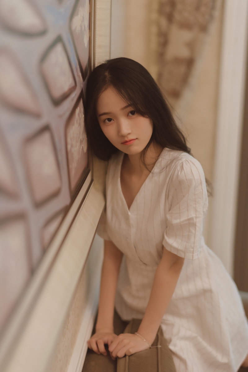 白裙美女长发披肩清纯动人写真