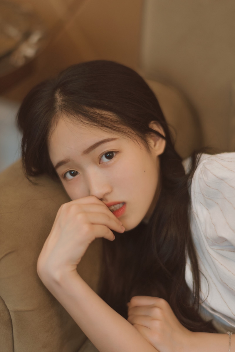 白裙美女长发披肩清纯动人写真