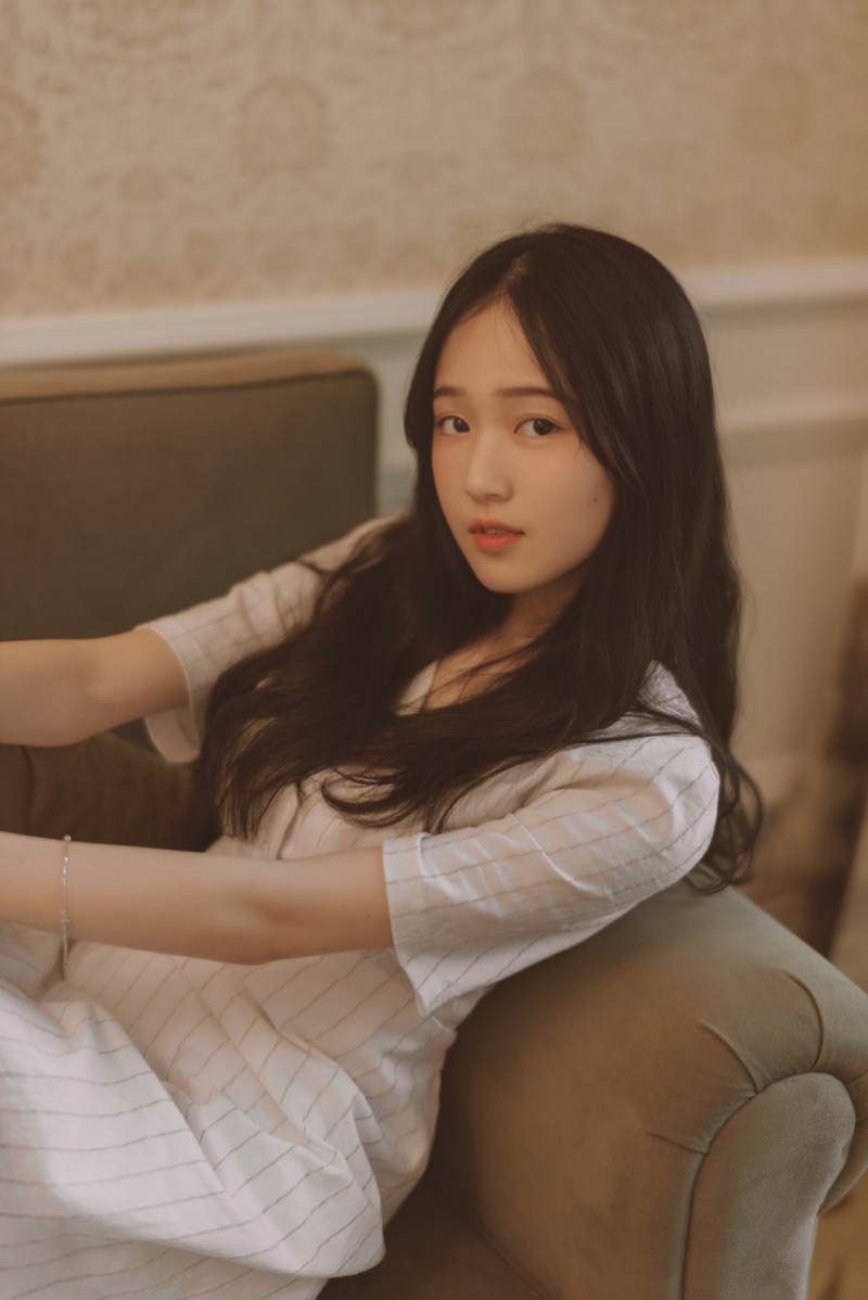 白裙美女长发披肩清纯动人写真