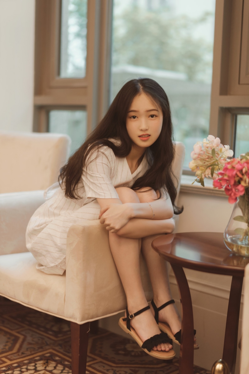 白裙美女长发披肩清纯动人写真