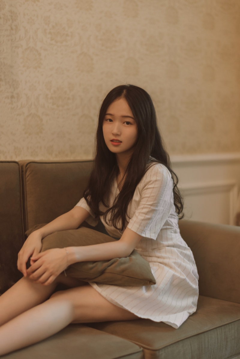 白裙美女长发披肩清纯动人写真