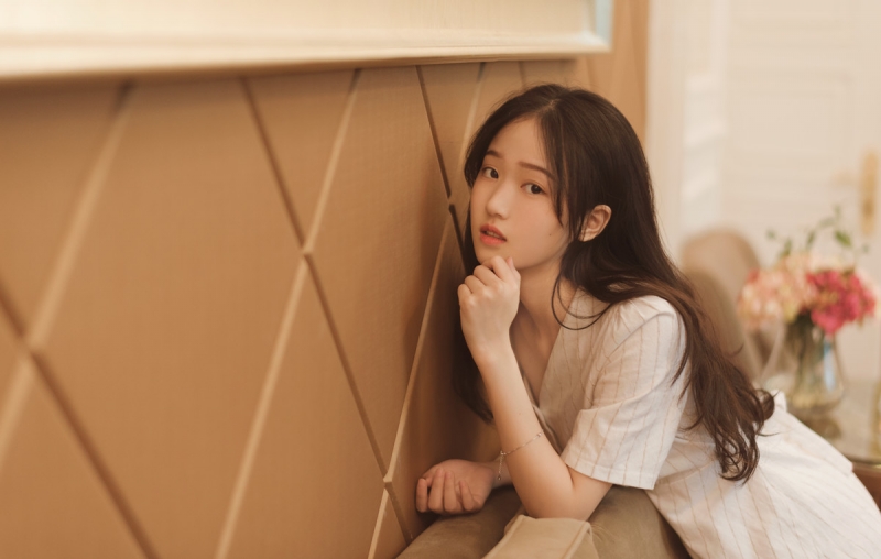 白裙美女长发披肩清纯动人写真