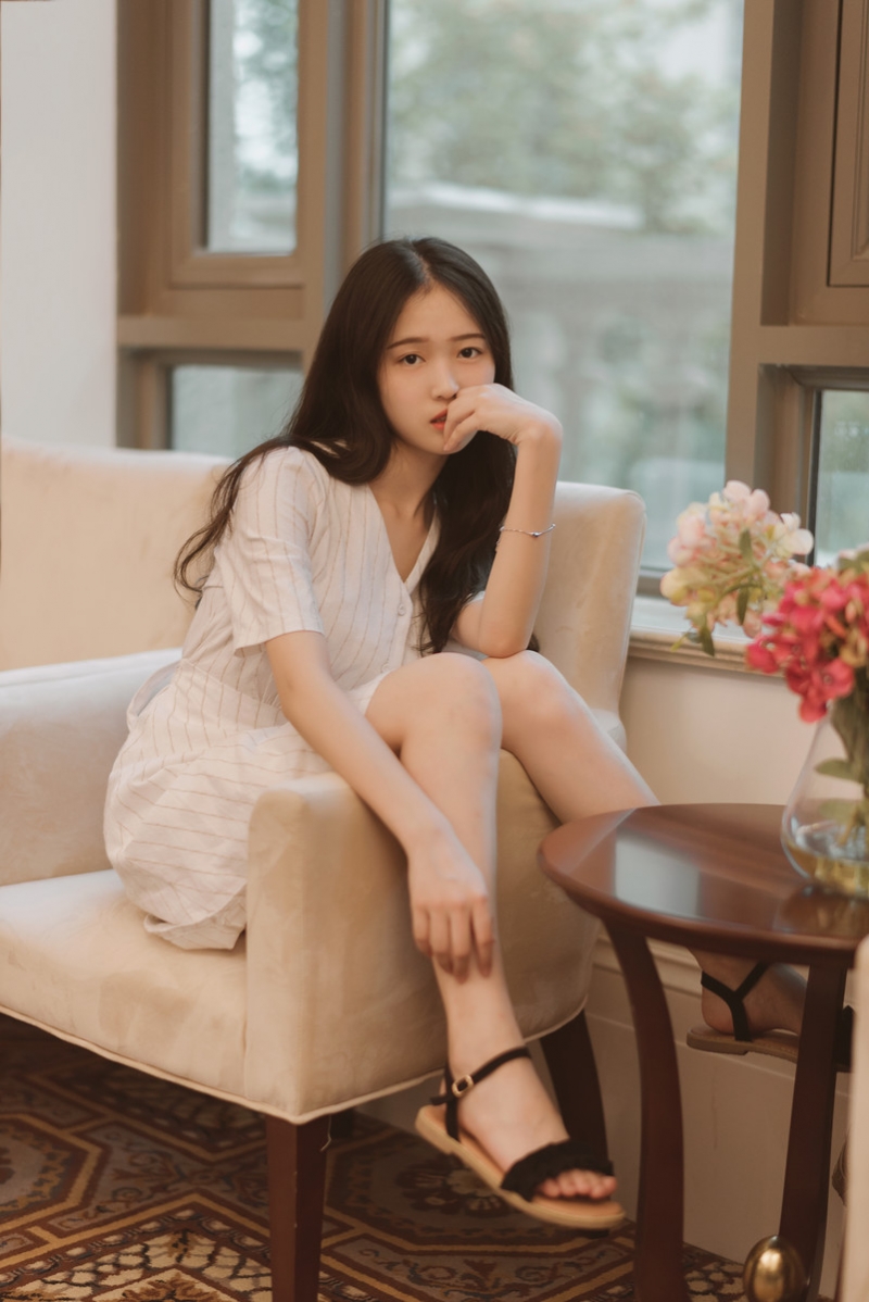 白裙美女长发披肩清纯动人写真