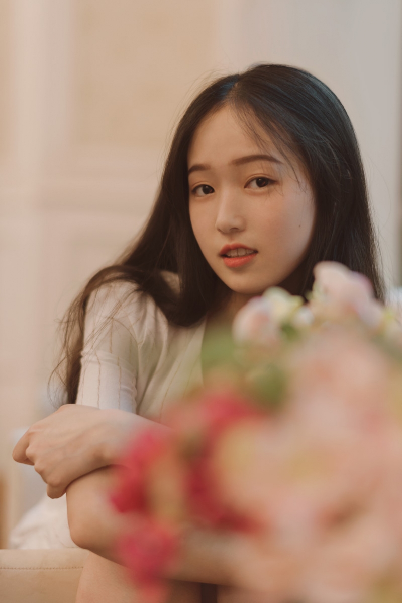 白裙美女长发披肩清纯动人写真