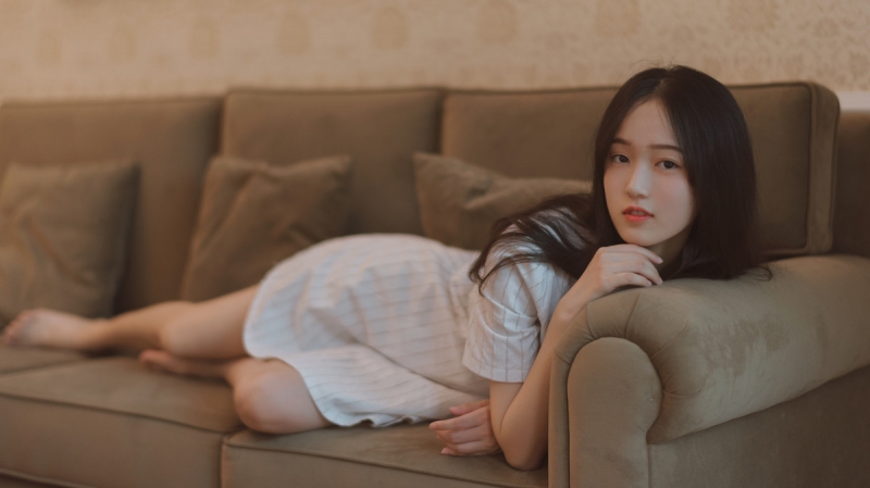 白裙美女长发披肩清纯动人写真