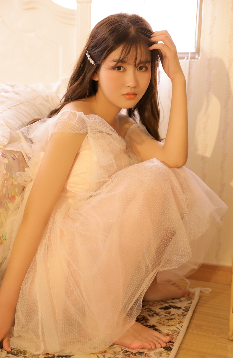 薄纱裙美女阳光下轻盈漂亮人体艺术摄影