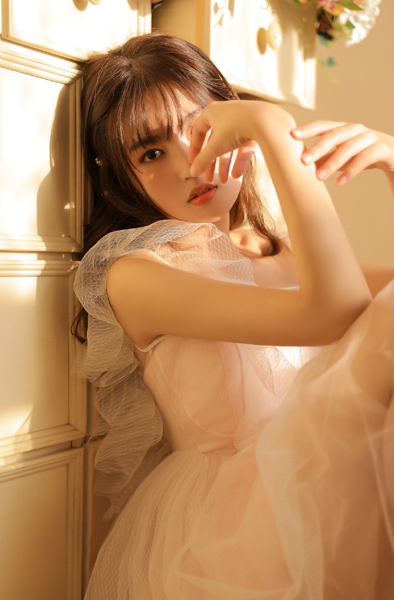 薄纱裙美女阳光下轻盈漂亮人体艺术摄影