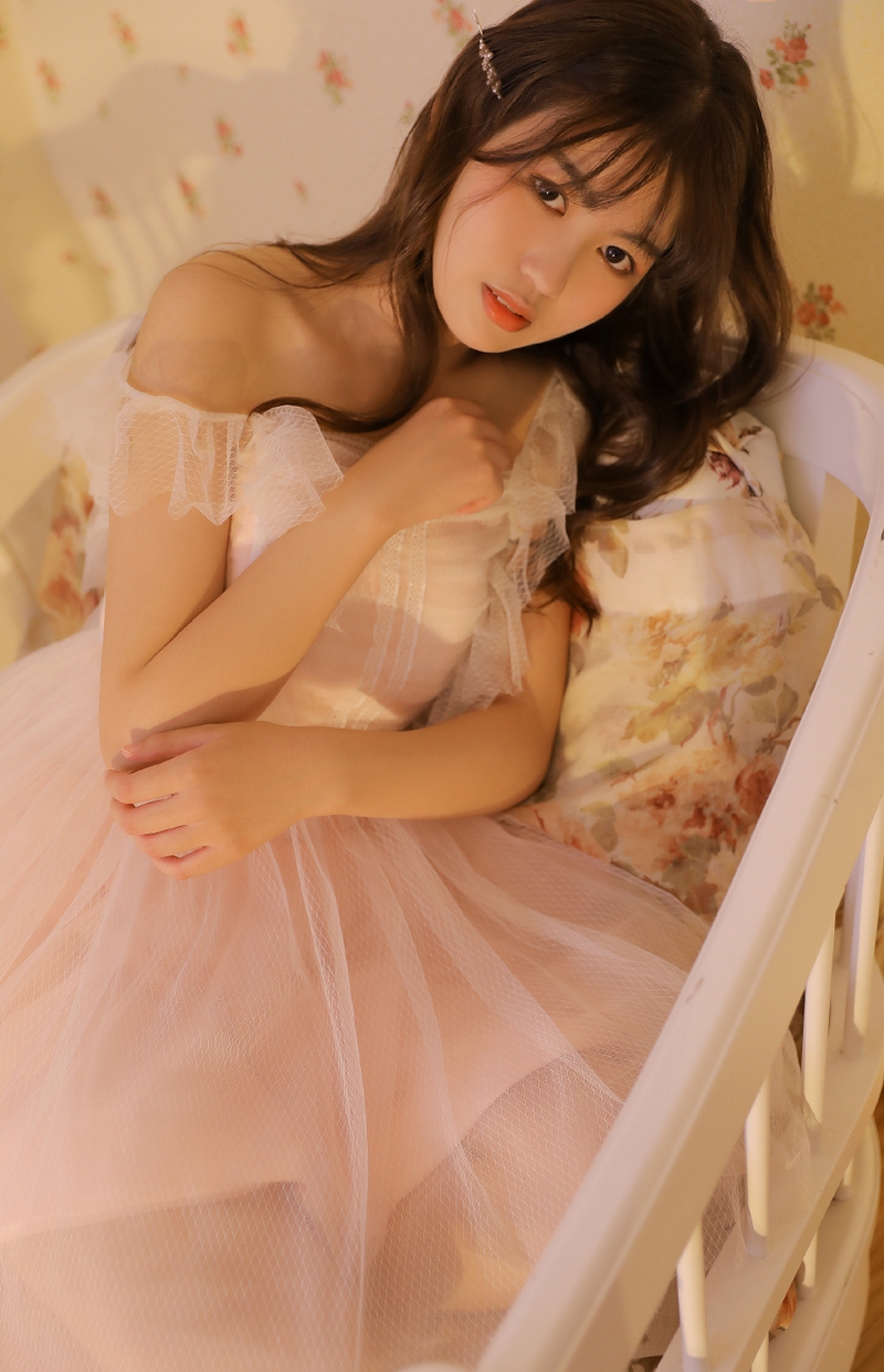 薄纱裙美女阳光下轻盈漂亮人体艺术摄影