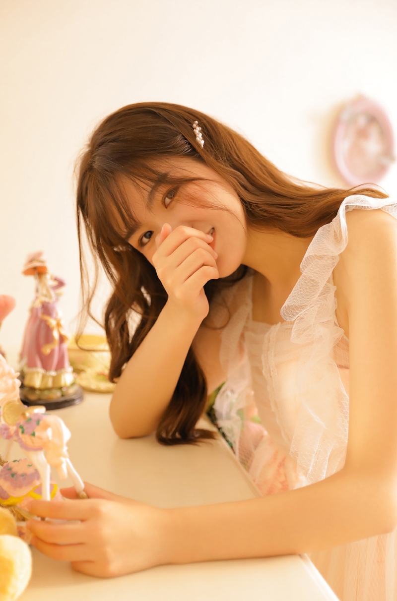 薄纱裙美女阳光下轻盈漂亮人体艺术摄影