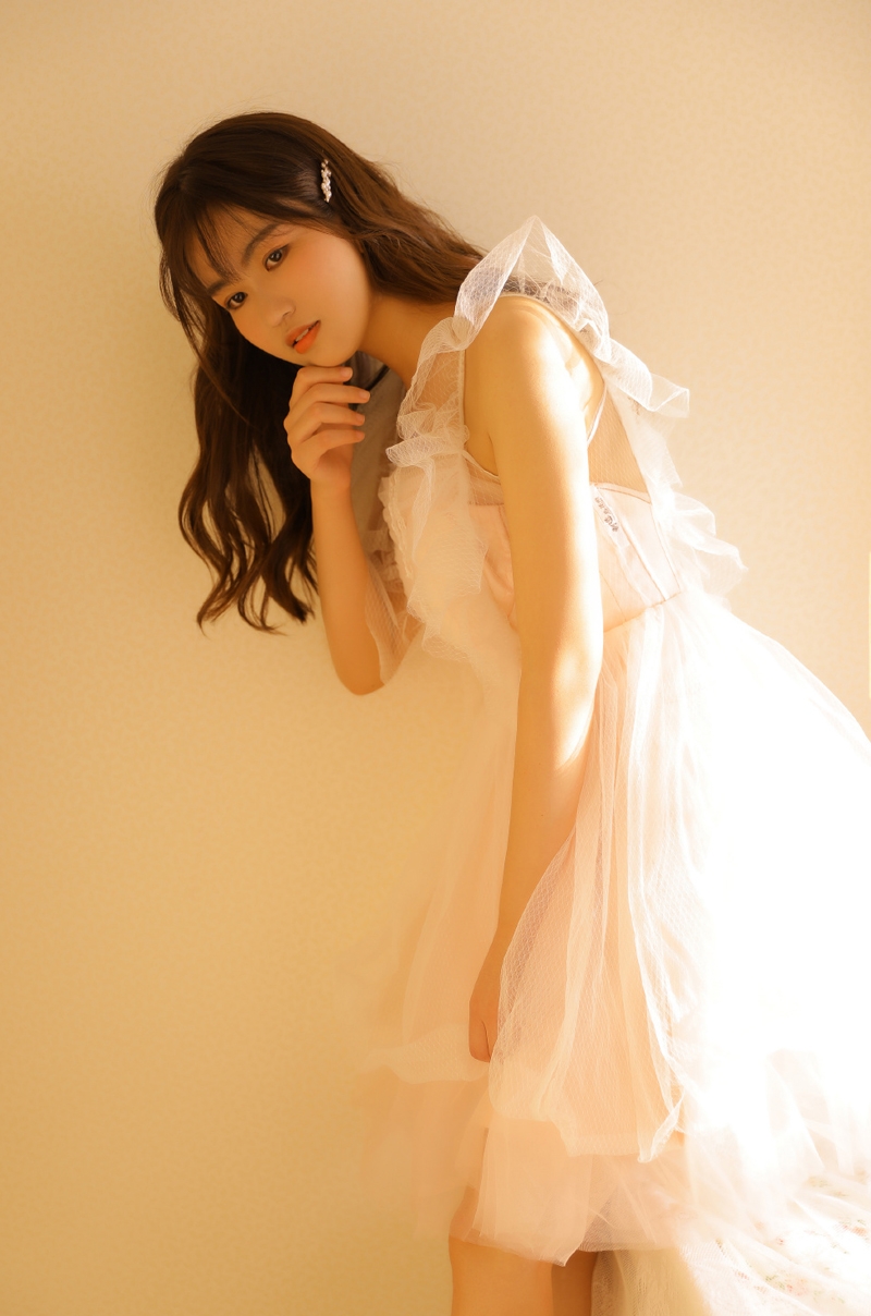 薄纱裙美女阳光下轻盈漂亮人体艺术摄影