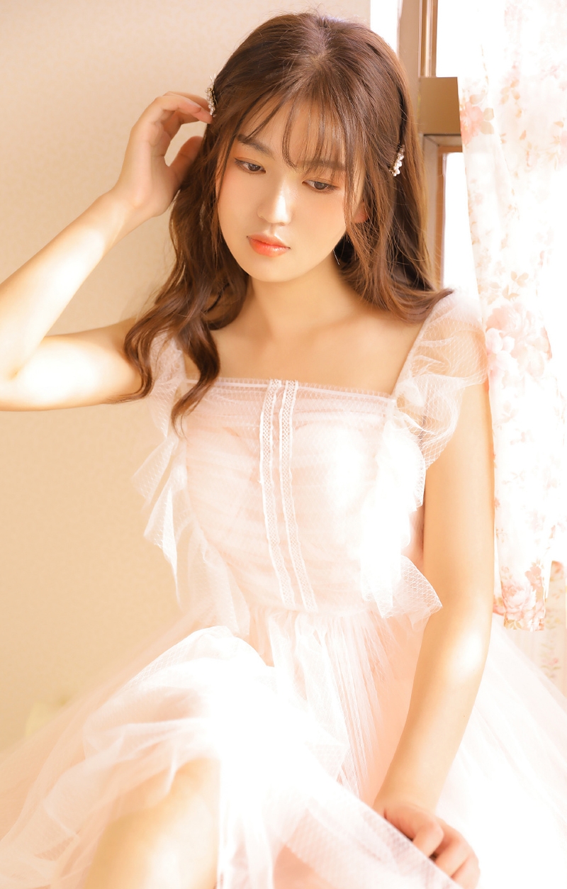 薄纱裙美女阳光下轻盈漂亮人体艺术摄影